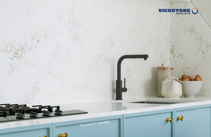Đá VICOSTONE Nuvolato BQ6880 ốp tường, bàn bếp gợi lên hình ảnh bầu trời đầy những áng mây trôi bồng bềnh mang đến cảm giác tự do và thư thái cho người dùng trong không gian nấu nướng