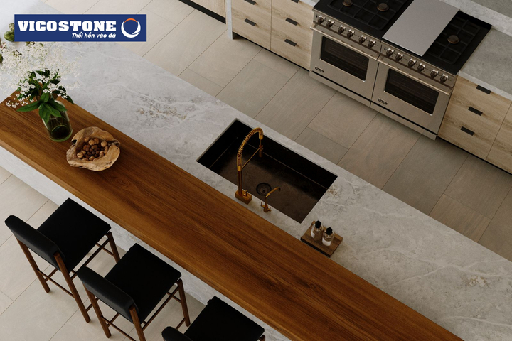 Vẻ đẹp tinh tế của đá VICOSTONE Adamello BQ6881 được tôn vinh khi kết hợp cùng thanh bar gỗ tự nhiên, tạo nên một bề mặt đa năng đầy phong cách và đẳng cấp