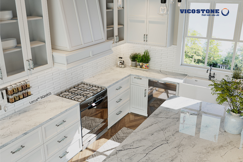 Bếp nấu và bồn rửa được thiết kế theo bếp chữ L tạo luồng di chuyển khoa học, tối ưu quá trình nấu nướng