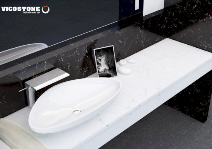 Mặt bàn lavabo ốp đá Vicostone Misterio BQ8815 vân trắng tinh tế hòa quyện cùng không gian đá đen sang trọng tạo nên tổng thể nội thất hiện đại và đẳng cấp
