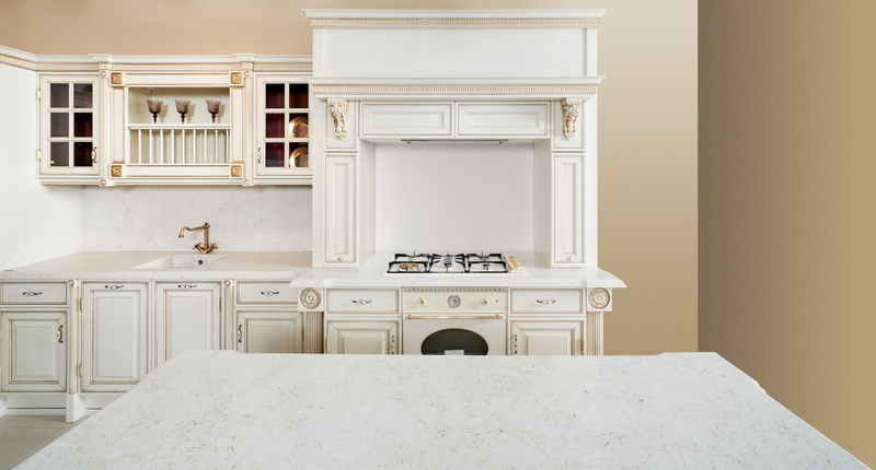 Đá VICOSTONE Akoya BQ8583 sở hữu những đường vân mềm mại trên nền màu ngả vàng thanh lịch, góp phần hoàn thiện vẻ đẹp quý phái cho không gian bếp phong cách cổ điển.