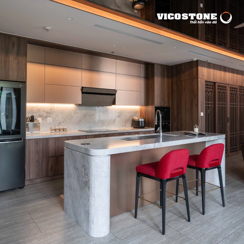 Bề mặt bếp ốp đá VICOSTONE Adamello BQ6881 với nền xám nâu và các đường vân mềm mại mang đến vẻ đẹp hiện đại, sang trọng và đầy chiều sâu (Nguồn: căn chung cư Thủy Tiên (Ecopark) do DDA Home thiết kế).