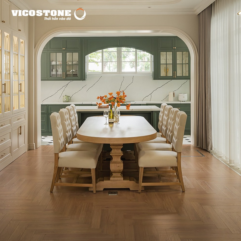 Đá VICOSTONE Greylac BQ8738 với những đường vân rạn nổi bật trên nền trắng cẩm thạch tạo điểm nhấn nghệ thuật đầy ấn tượng cho khu vực bếp ăn (Nguồn: Vinhomes Ocean Park, căn biệt thự đơn lập do Casamia thiết kế và thi công nội thất).