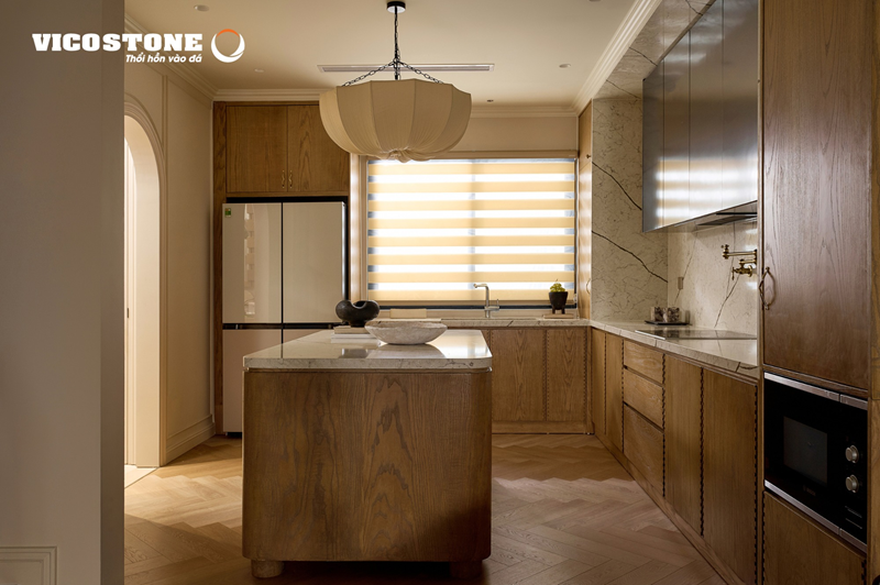 Đá VICOSTONE Diamante BQ8788 với những đường vân nổi bật trên nền trắng thanh lịch tạo điểm nhấn sang trọng cho khu vực bếp hiện đại (Nguồn: Căn liền kề 6 tầng The Impressionism House (Long Biên, Hà Nội) đã được Nội thất Elemental cải tạo).