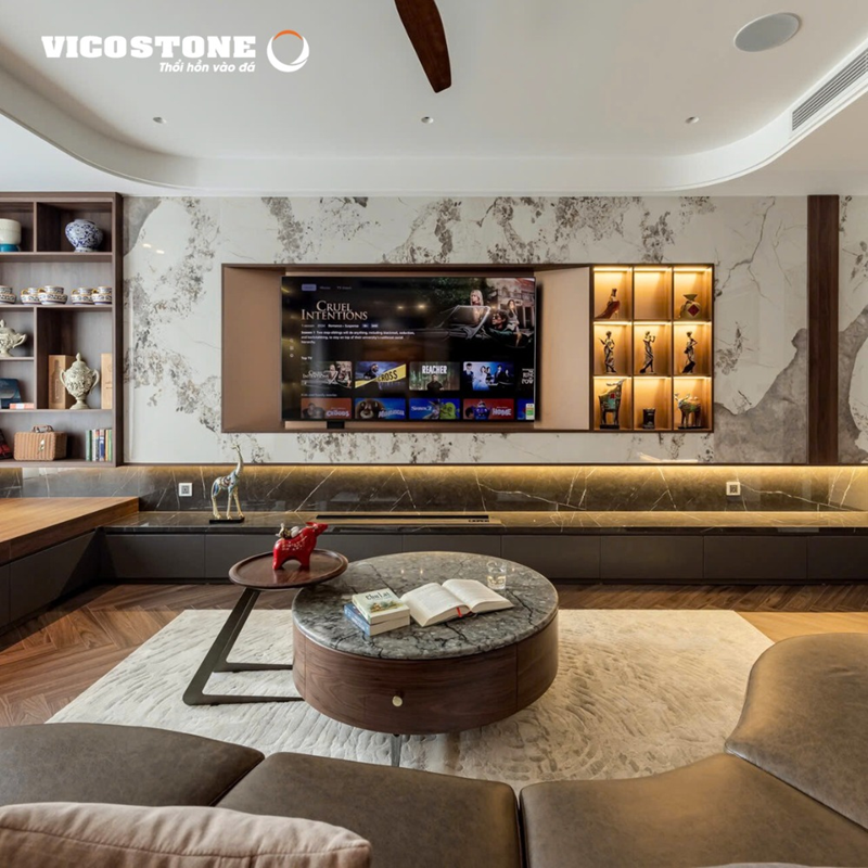 Đá VICOSTONE Thunder Grey BQ8716 với sắc xám hiện đại và đường vân ấn tượng tạo điểm nhấn sang trọng cho khu vực phòng khách, đồng thời mang đến sự liền mạch trong tổng thể thiết kế (Nguồn: Landmark Onsen Ecopark (Hưng Yên), công trình Duplex do Circle Home Design thiết kế và thi công).