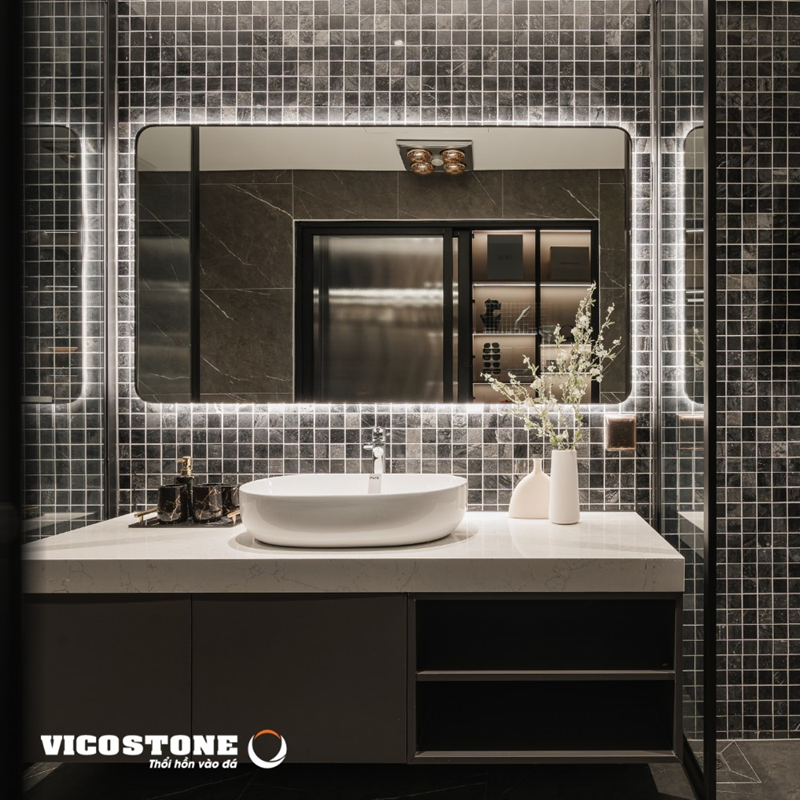Bàn đá lavabo sử dụng đá VICOSTONE Valley White BQ2600 với những đường vân mềm mại mang đến vẻ đẹp thanh lịch và tinh tế cho không gian phòng tắm hiện đại (Nguồn: căn hộ hơn 170m2, 4 phòng ngủ tại Goldmark City (Hà Nội do đội ngũ KLUX (Công ty Cổ phần Kingwood Việt Nam) thiết kế).
