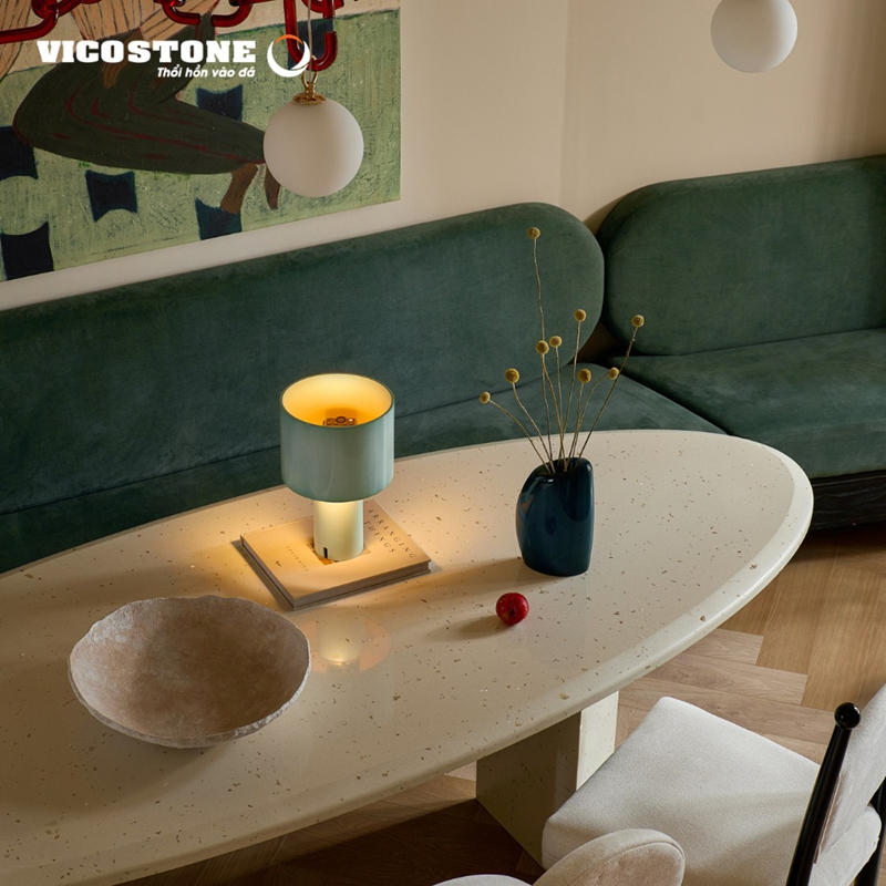 Bàn trà ốp đá VICOSTONE White Shells BQ370 với nền trắng thanh lịch và các chi tiết vỏ sò độc đáo, mang đến vẻ đẹp hiện đại, tinh tế cho không gian (Nguồn: Căn liền kề 6 tầng The Impressionism House (Long Biên, Hà Nội) đã được Nội thất Elemental cải tạo).