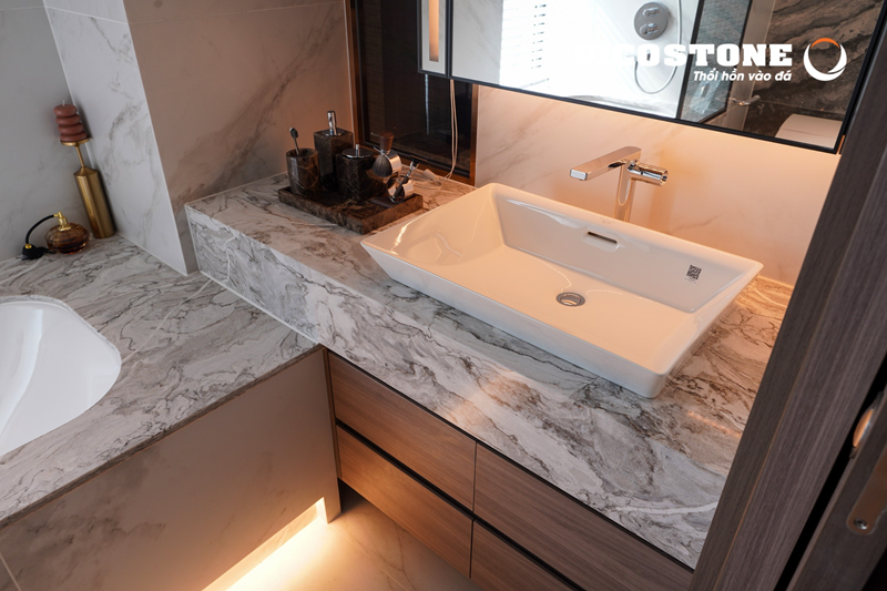 Đá VICOSTONE Moonglade BQ7702 tạo nên điểm nhấn sang trọng, nâng tầm không gian phòng tắm hiện đại (Nguồn: dự án The Nelson (Láng Hạ).