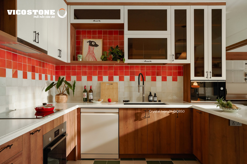 Đá VICOSTONE Crystal Ivory BQ850 với hiệu ứng hạt thạch anh trong suốt mang đến vẻ đẹp thanh lịch, cân bằng hoàn hảo với nét ấm áp của gỗ (Nguồn: Căn hộ cao cấp tại Lumiere Riverside Thảo Điền (TP.HCM) do Trọn Concept thiết kế và thi công) .