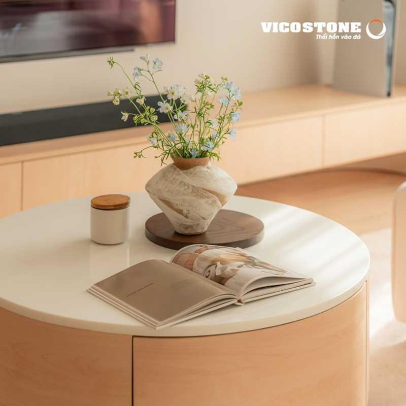Đá VICOSTONE Silver White BQ400 mang sắc trắng thanh lịch, tạo điểm nhấn tinh tế cho khu vực bàn trà và góp phần mở rộng không gian (Nguồn: Căn hộ Diamond Centery 121m2 (TPHCM) được TTD Designs kiến tạo).
