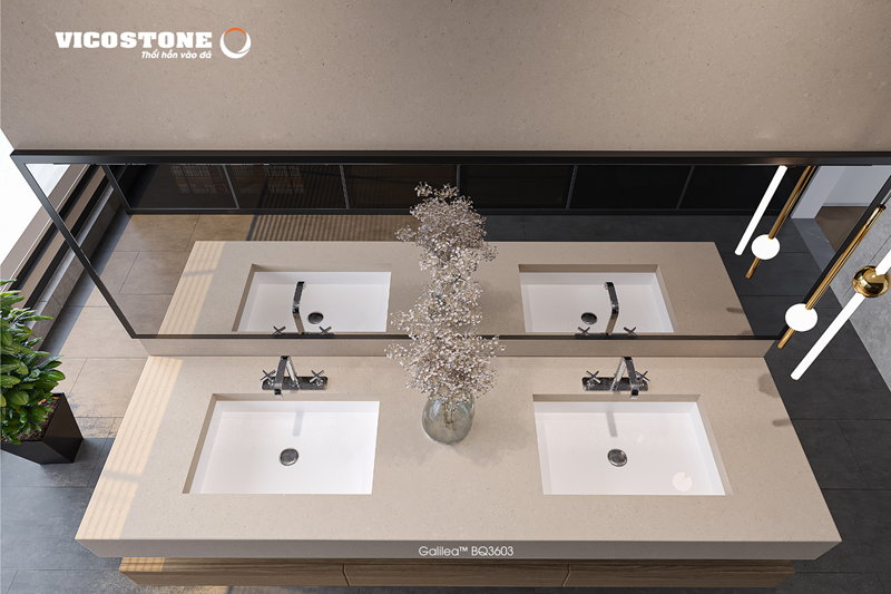 Đá VICOSTONE Galilea BQ3603 với nền vàng ấm và những đường vân trắng tinh tế mang đến vẻ đẹp thanh lịch, nhẹ nhàng cho khu vực lavabo đôi.