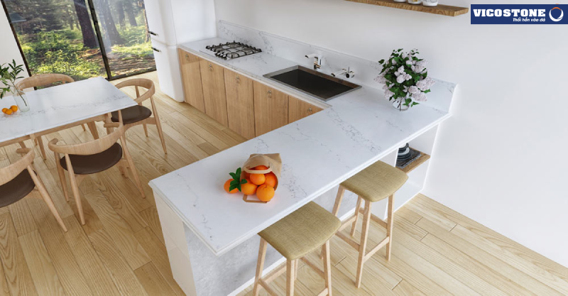 Không gian bếp nhỏ gọn, tươi sáng, thu hút với đá VICOSTONE Statuario BQ8628 trắng tinh khôi điểm vân lưới xám nhạt mềm mại