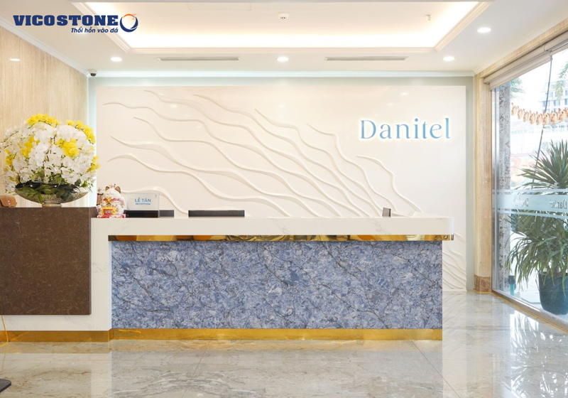 Đá nhân tạo VICOSTONE với thiết kế tinh tế sang trọng thường được lựa chọn để ốp mặt tiền, quầy lễ tân đón khách của các công trình (Nguồn: Khách sạn Danitel Hạ Long ốp đá VICOSTONE Artic Snow BQ200 và VICOSTONE Thunder Blue BQ8786 ở quầy lễ tân)