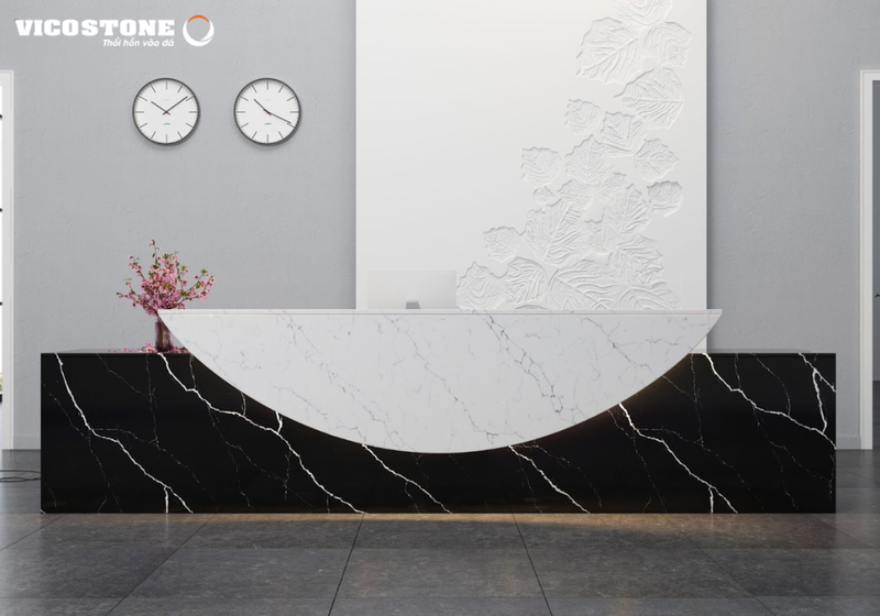 Sự tương phản giữa đá VICOSTONE Nero Marquina BQ8740 và VICOSTONE Venatino BQ8660 tạo nên mặt tiền sang trọng, mạnh mẽ nhưng vẫn hài hòa và tinh tế.