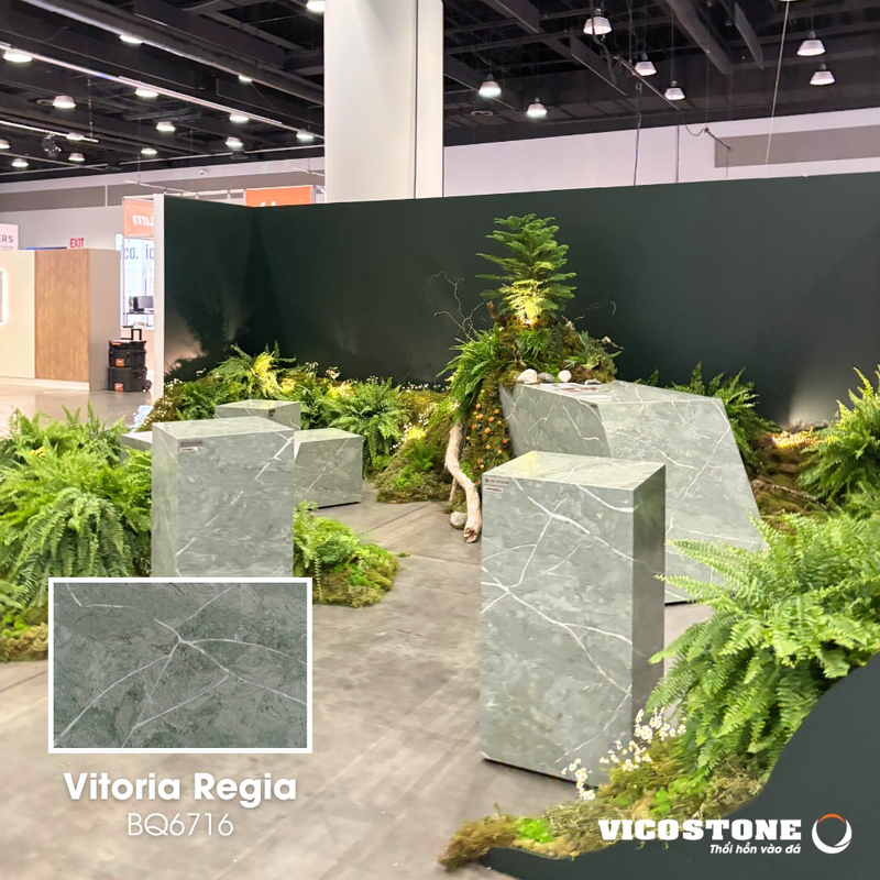 Đá VICOSTONE Vitoria Regia BQ6716 với sắc xanh tự nhiên và vân trắng mềm mại, mang hơi thở thiên nhiên vào không gian kiến trúc hiện đại. (Ảnh đá VICOSTONE tại triển lãm IDS Canada)