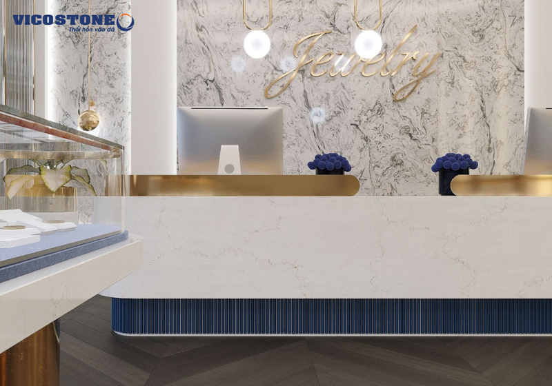 Mẫu đá VICOSTONE White Fusion BQ8825 kết hợp VICOSTONE Misterio Gold BQ8820 tạo nên mặt tiền sang trọng, giàu chuyển động và cảm xúc nghệ thuật.