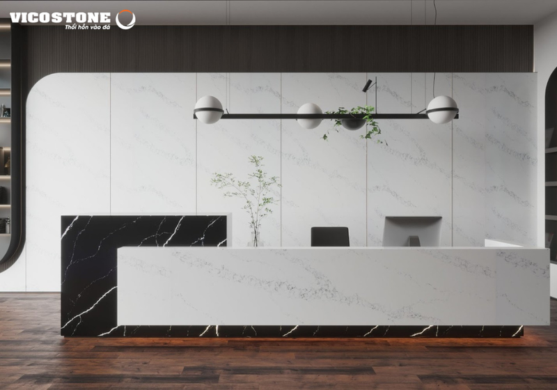 Sự kết hợp giữa đá VICOSTONE Nero Marquina BQ8740 và VICOSTONE Statuario BQ8628 góp phần tạo nên mặt tiền hiện đại, sang trọng và đầy chiều sâu kiến trúc.