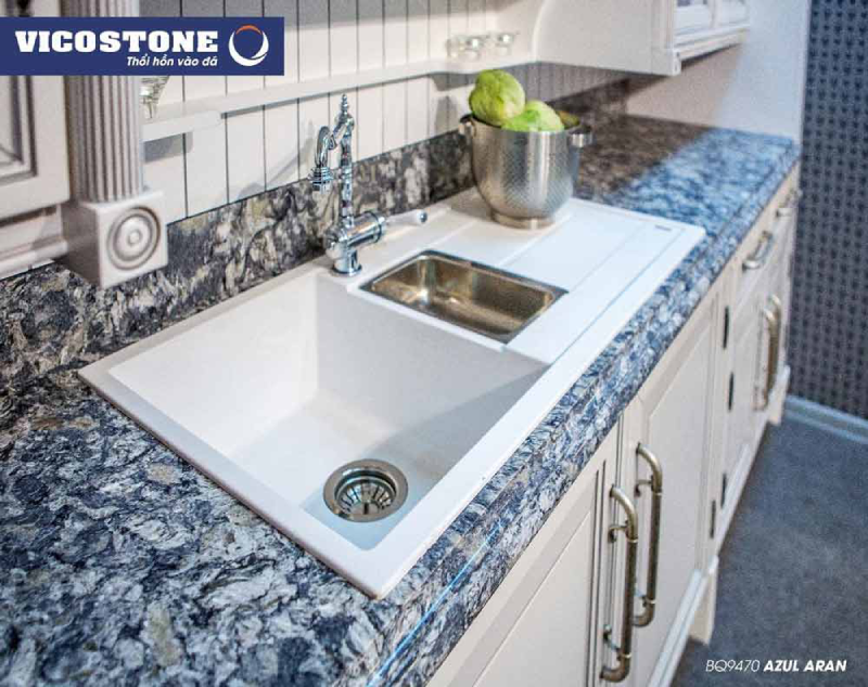 Chậu rửa 2 ngăn màu trắng tinh khôi xung quanh ốp đá đá nhân tạo VICOSTONE xám xanh Azul Aran BQ9470 ấn tượng, độc đáo